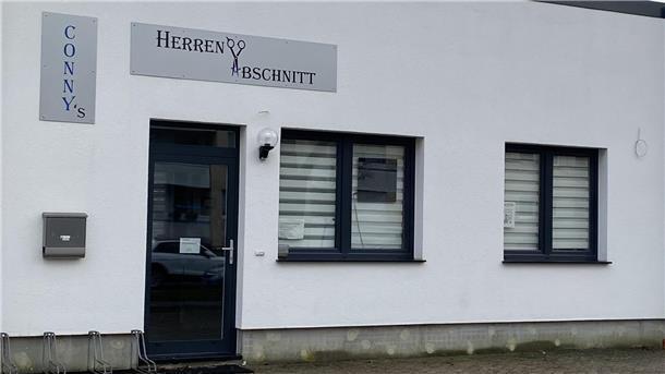 Kamm in: Das sind die krehaartivsten Friseurnamen zwischen Wesermarsch und Elbe Der "Herrenabschnitt" in Bremerhaven - geführt von "Conny's".