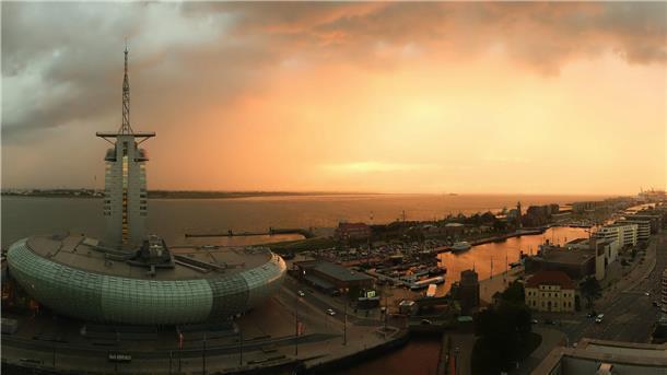 Ein Jahr Super-Webcam: Bremerhaven im Zeitraffer (Video) Bremerhaven aus der Luft. Dunkle Wolken treffen auf den Sonnenuntergang.