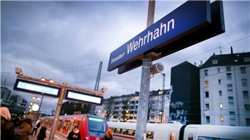 Der Hinweis "Düsseldorf Wehrhahn" steht in Düsseldorf (Nordrhein-Westfalen) am S-Bahnhof. Vor 20 Jahren explodiert in Düsseldorf eine Rohrbombe.