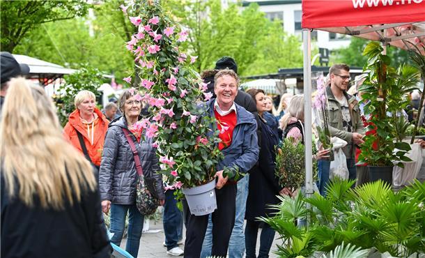 Der Holländer Roberto Saarloos freut sich übers Fest, hier präsentiert er stolz ...