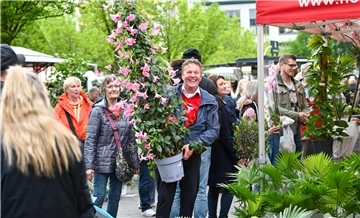 Der Holländer Roberto Saarloos freut sich übers Fest, hier präsentiert er stolz ...