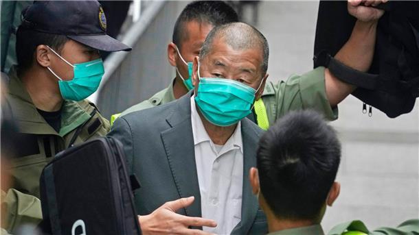 Hongkonger Unternehmer Lai zu weiterer Haftstrafe verurteilt Der Hongkonger Bürgerrechtler Jimmy Lai verlässt das Berufungsgericht in Hongkong.