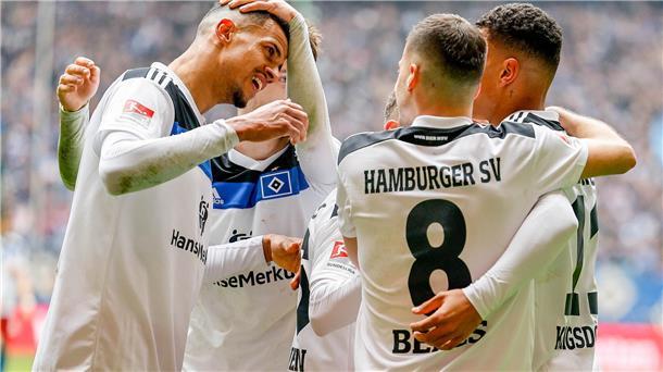 Der HSV feiert hier mit Robert Glatzel (links) den Treffer zum zwischenzeitlichen 5:1.