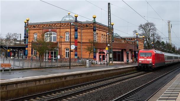 Start in Jubiläumsjahr im Hundertwasser-Bahnhof in Uelzen Der Hundertwasser-Bahnhof in Uelzen ist etwas Besonderes, Reisende verweilen gern.