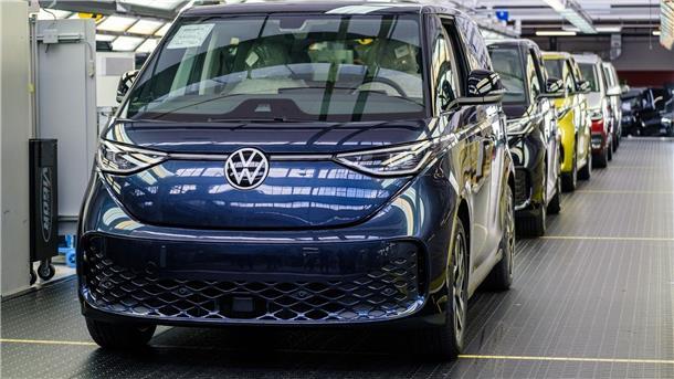 Bericht: VW prüft Verlagerung der ID.Buzz-Fertigung Der ID. Buzz wird bisher ausschließlich in Hannover gebaut. Zusammen mit dem Multiivan ist eines von zwei Modellen am Standort. (Archivbild)