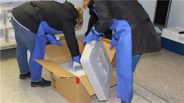 Der Impfstoff wird in einer Thermobox mit ausreichend Trockeneis an einen geheimen Ort zur Lagerung in Cuxhaven geliefert. Er kam am Montag gegen 15.30 Uhr in Cuxhaven an.