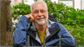 Hans Neblung: weißhaariger lächelnder Mann mit Bart und Brille