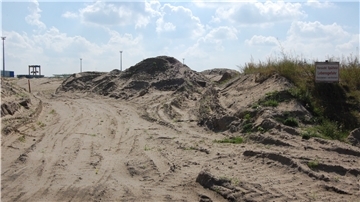 Der in dem Spülfeld neben der Raiffeisenstraße gelagerte Hafenschlick wird nun wieder abgefahren und in einer Spezialdeponie entsorgt.