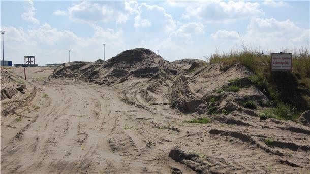 Der in dem Spülfeld neben der Raiffeisenstraße gelagerte Hafenschlick ist im Herbst wieder abgefahren und in einer Spezialdeponie entsorgt worden. Während die Untersuchung des Schlamms vor der Sedimenträumung hohe Belastungen an einzelnen Stellen ergeben hatte, konnten diese bei Beprobungen auf dem Spülfeld nicht mehr festgestellt werden, heißt es aus Hannover.