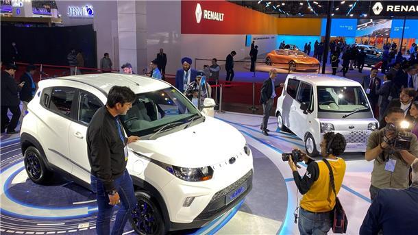 VW und Mahindra & Mahindra einigen sich auf Lieferpakt Der indische Hersteller Mahindra zeigt 2020 auf einer Messe das E-Auto E-Kuv100 (l.).