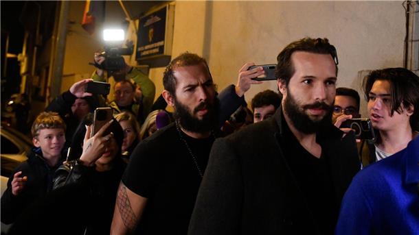 Der Influencer Andrew Tate (l) und sein Bruder Tristan wurden nach drei Monaten Untersuchungshaft in Bukarest aus dem Gefängnis entlassen.
