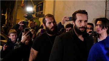 Der Influencer Andrew Tate (l) und sein Bruder Tristan wurden nach drei Monaten Untersuchungshaft in Bukarest aus dem Gefängnis entlassen.