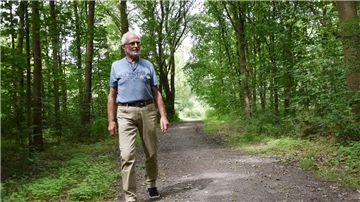 Der Inhaber des Nordenhamer Stadtwaldes, Jürgen Keup, freut sich über die Baumspende.