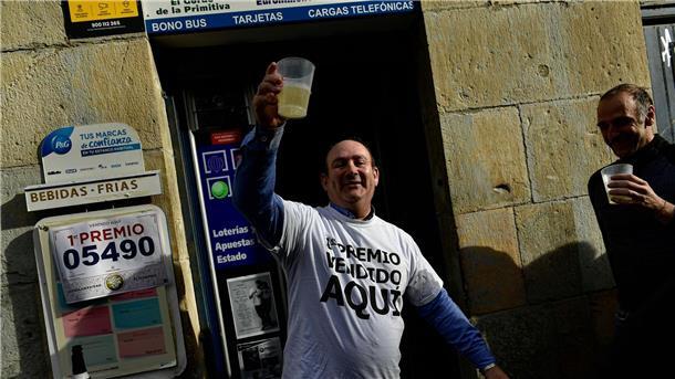 „El Gordo“: Emotionen bei der spanischen Weihnachtslotterie Der Inhaber einer Lotterieannahmestelle in Pamplona feiert nach dem Verkauf des Hauptgewinns.