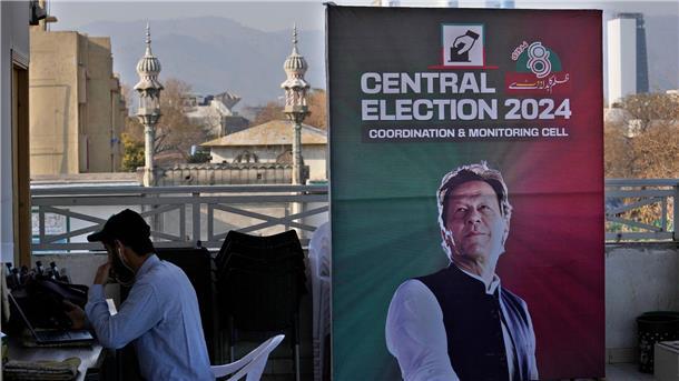 Pakistan: Unabhängige bei Parlamentswahl überraschend stark Der inhaftierte Ex-Premier Imran Khan mit dessen Oppositionspartei PTI liegt bei der Parlamentswahl in Pakistan bisher vorne. Die Auszählung der Stimmen läuft noch.
