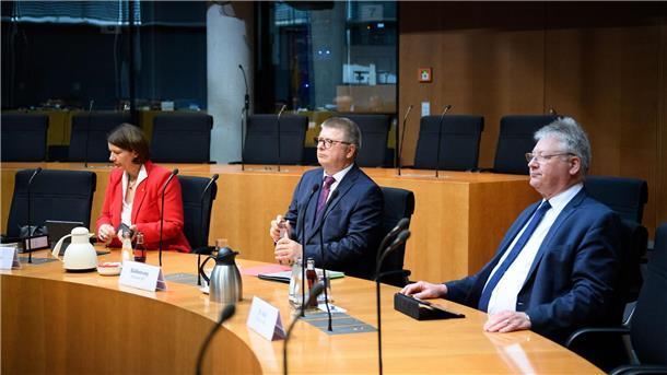 Der Inhalt der Sitzungen des Parlamentarischen Kontrollgremiums ist geheim. Doch einmal pro Jahr antwortet das Spitzenpersonal von MAD, BND und Verfassungsschutz in öffentlicher Sitzung auf die Fragen der Abgeordneten, die Mitglieder des Gremiums sind.