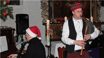 Der Initiator der Altluneberger Weihnachtskonzerte, Simon Bellett (rechts auf dem Foto), hatte zusammen mit seiner Ehefrau Kathrin (hier am Klavier) wieder ein niveaureiches Programm zusammengestellt.