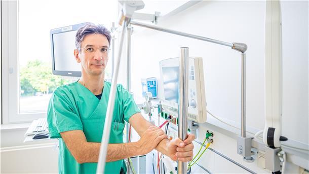 Der Intensivmediziner Oliver Radke und sein Team behandeln Covid-Patienten auf der Intensivstation im Klinikum Reinkenheide. Foto: Hartmann
