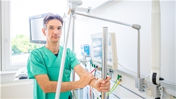 Der Intensivmediziner Oliver Radke und sein Team behandeln Covid-Patienten auf der Intensivstation im Klinikum Reinkenheide. Foto: Hartmann