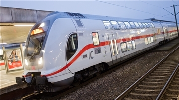 Ein IC 2 der Deutschen Bahn steht am 15.12.2016 im Hauptbahnhof in Hannover