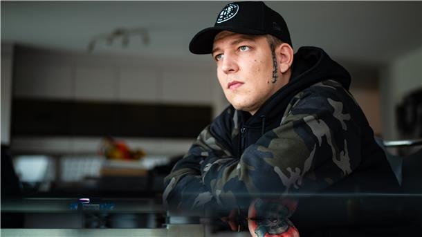 Marcel Eris, YouTuber, spricht bei einem Interview in seiner Wohnung
