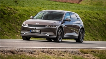 Der Ioniq 5 ist ein neues E-Auto von Hyundai. Vier solcher Fünfsitzer mit geräumigem Kofferraum hat der Landkreis für die Gemeinde Wurster Nordseeküste bestellt. Nutznießer sind die Gemeindebewohner, die das Auto im Rahmen von Car-Sharing nutzen können.