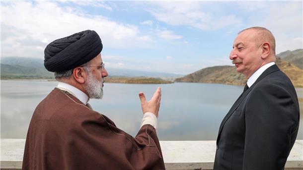 Helikopterunfall: Suche nach Irans Präsidenten Der iranische Präsident Ebrahim Raisi (l) und sein aserbaidschanischer Amtskollege Ilham Aliyev bei der Einweihung des Staudamms von Qiz Qalasi an der iranisch-aserbaidschanischen Grenze.