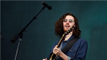 Der irische Musiker Hozier spielte beim Lollapalooza Festival im Berliner Olympiapark (2019). Mit seinem neuen Album „Unreal Unearth“ will er wieder auf große Bühnen.