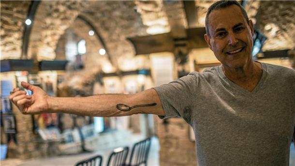 50 Jahre Spuk um Uri Gellers verbogene Löffel Der israelisch-britische Illusionist und TV-Moderator Uri Geller in seinem Museum in Tel Aviv.