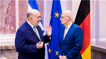 Der israelische Botschafter Ron Prosor (l) im Gespräch mit Hamburgs Erstem Bürgermeister Peter Tschentscher.