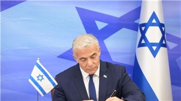 Der israelische Ministerpräsident Jair Lapid unterzeichnet das Seegrenze-Abkommen zwischen Israel und Libanon.