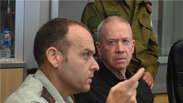 Israel beginnt Militäroffensive im Westjordanland Der israelische Verteidigungsminister Yoav Gallant (r) sitzt in einem Einsatzraum der Israelischen Verteidigungskräfte (IDF), während er die nächtliche Operation in der Stadt Dschenin verfolgt.