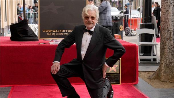 Der italienische Kinostar Giancarlo Giannini neben seinem Stern auf dem Hollywood „Walk of Fame“.