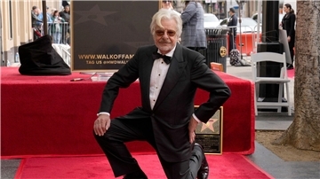 Der italienische Kinostar Giancarlo Giannini neben seinem Stern auf dem Hollywood „Walk of Fame“.