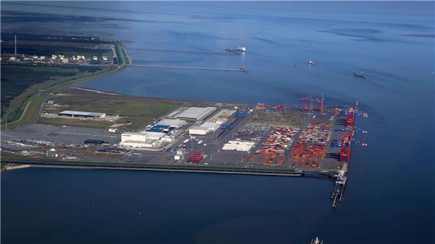 Offshore-Windkraft: Verband für Ausbau von Jade-Weser-Port Der Jade-Weser-Port, Deutschlands einzigem Tiefwasserhafen (Luftaufnahme aus einem Kleinflugzeug).