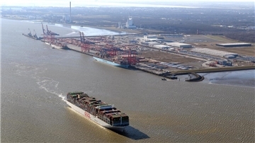 Schiff fährt zum Containerterminal. 