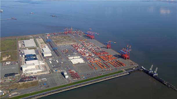 Millionenschwere Finanzierungslücke beim JadeWeserPort Der JadeWeserPort ist ein Gemeinschaftsprojekt der Länder Niedersachsen und Bremen - nun gibt es allerdings Finanzierungsschwierigkeiten. (Archivbild)