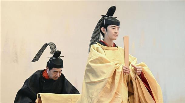 Der japanische Prinz Hisahito, in zeremonieller Kleidung, wird im Kaiserpalast in Tokio während seiner Volljährigkeit abgebildet.