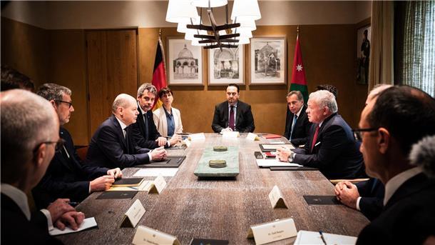 Scholz redet Netanjahu bei Israel-Besuch ins Gewissen Der jordanische König König Abdullah II. (M.r.) empfängt Bundeskanzler Olaf Scholz in Akaba.