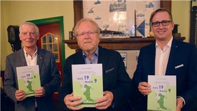Neues Buch: So ist die Wesermarsch in ihrer heutigen Form entstanden Drei Männer halten je ein Buch in den Händen