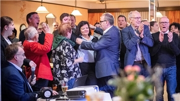 Der Jubel ist groß bei „Roes“ in Lintig, als das Ergebnis endlich feststeht: Zu den ersten Gratulanten zählte Landrat und Amtsvorgänger Thorsten Krüger. Er umarmte die frischgebackene neue Bürgermeisterin Gabi Kasten.