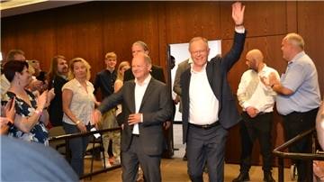 Der Jubel war groß, als Bundeskanzler Olaf Scholz (links) und Ministerpräsident Stephan Weil gemeinsam in die Kugelbake-Halle in Cuxhaven einzogen. Foto Hansen
