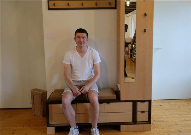 Das Foto zeigt Ole Beneke mit seiner Sitzgarderobe. 