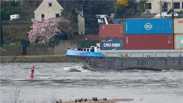 Der „Jungfrauengrund“ bei Oberwesel: Auch bei Normalwasserstand ragen Steine aus dem Rhein hervor. Der Abschnitt dient der Planung einer durchgehend tieferen Fahrrinne.