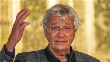 Der Kabarettist Gerhard Polt ist auf die Theaterbühne zurückgekehrt.
