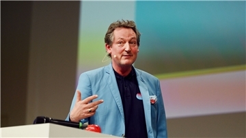Der Kabarettist und Arzt Eckart von Hirschhausen hält den Eröffnungsvortrag zu Nachhaltigkeit, Klimaschutz und Gesundheitskompetenz im Bereich Schule.