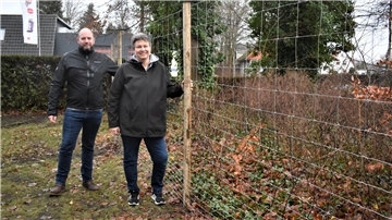 Der Kampf gegen die unerwünschten Rehe auf dem Langener Friedhof soll endlich ein Ende haben: Ortsbürgermeister Sascha Kuntzmann und Anja Heins von der Stadt Geestland freuen sich, dass der neue Wildzaun steht.