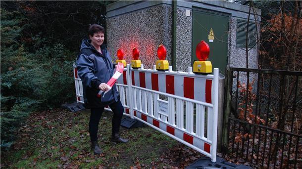 Der Kampf gegen Rehe auf dem Friedhof in Langen geht weiter. Anja Heins hat am Holzackerweg, auf der Rückseite des Geländes, eine Absperrvorrichtung mit leuchtenden Lampen aufgestellt und hofft, dass jetzt auch der letzte Zugang für die Tiere blockiert sein wird.