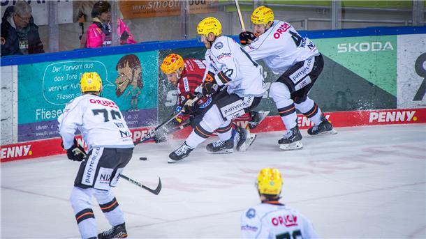 Der Kampf stimmte bei den Spielern der Fischtown Pinguins. Jan Urbas (Mitte) setzt sich hier gleich gegen zwei gegenspieler durch. Carter Rowney und Reid McNeill haben das Nachsehen.