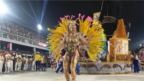 Der Karneval in Rio gibt sich gewohnt farbenprächtig.